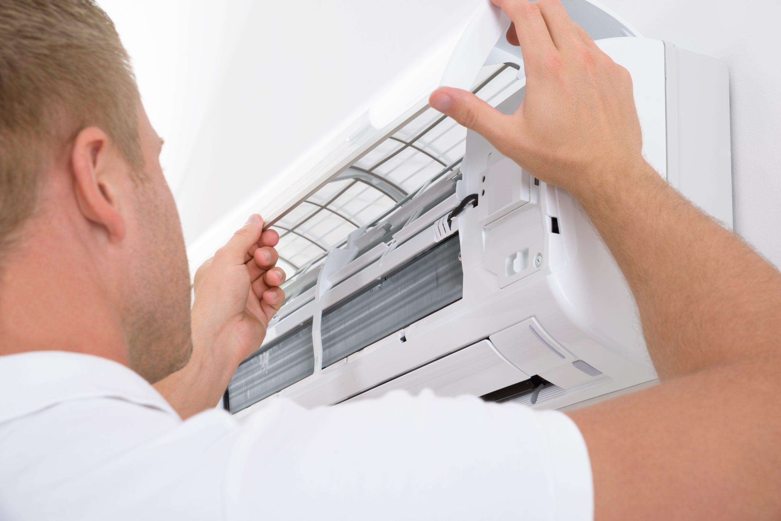 Técnico instalando aire acondicionado Split en Madrid mantenimiento aire acondicionado Madrid - Técnico certificado realizando mantenimiento e instalación de aire acondicionado Split en Madrid