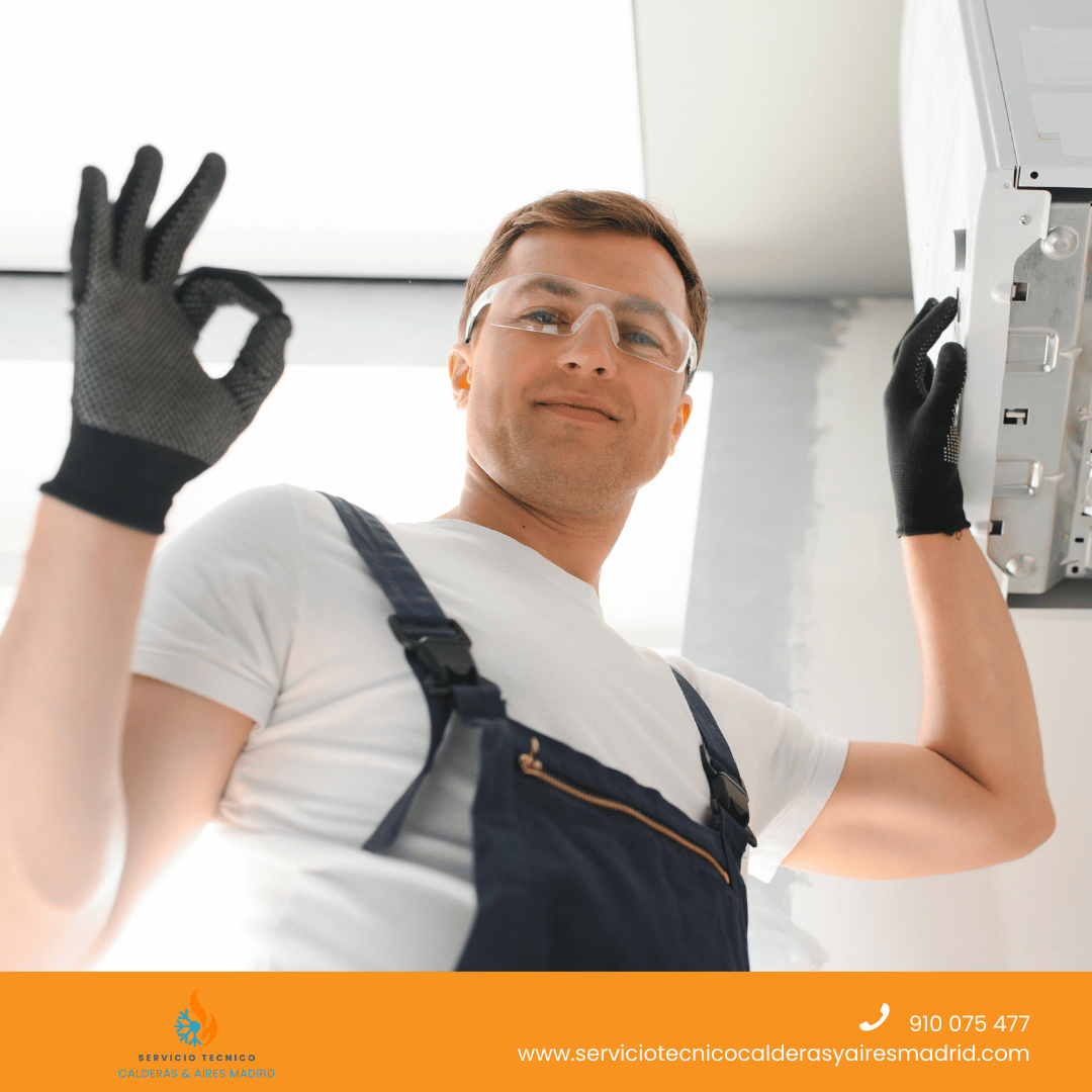 Técnico realizando servicio técnico de calderas en Madrid con gesto de aprobación